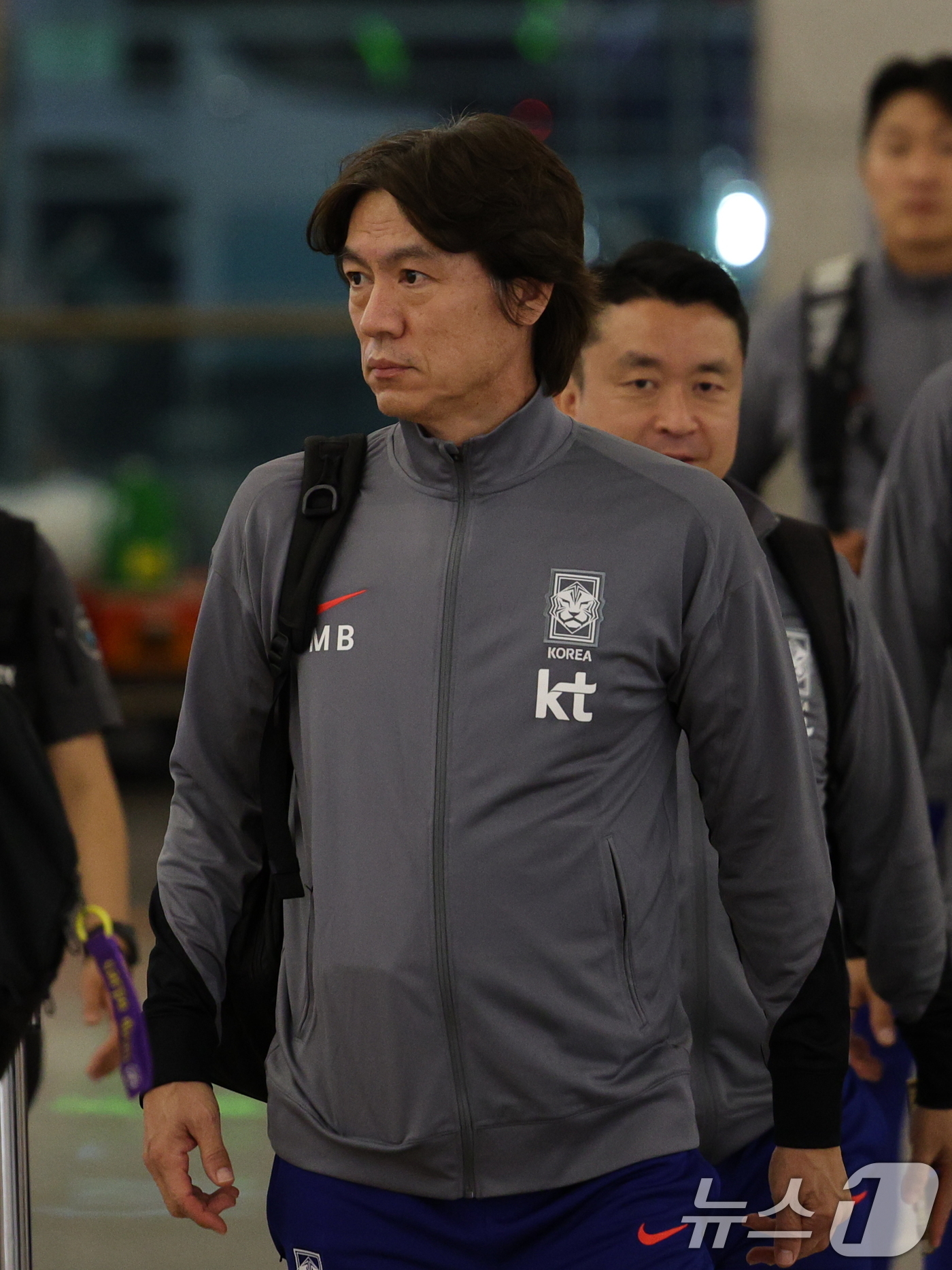 (인천공항=뉴스1) 장수영 기자 = 홍명보 대한민국 축구대표팀 감독이 6일 밤 인천국제공항 제1터미널을 통해 요르단으로 출국하고 있다.대한민국 축구대표팀은 오는 10일 오후 11시 …