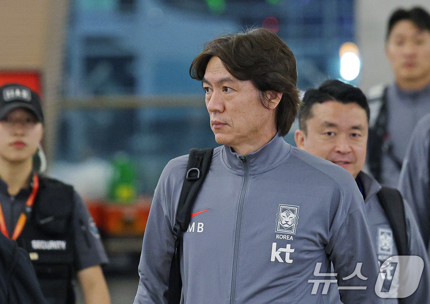 (인천공항=뉴스1) 장수영 기자 = 홍명보 대한민국 축구대표팀 감독이 6일 밤 인천국제공항 제1터미널을 통해 요르단으로 출국하고 있다.대한민국 축구대표팀은 오는 10일 오후 11시 …