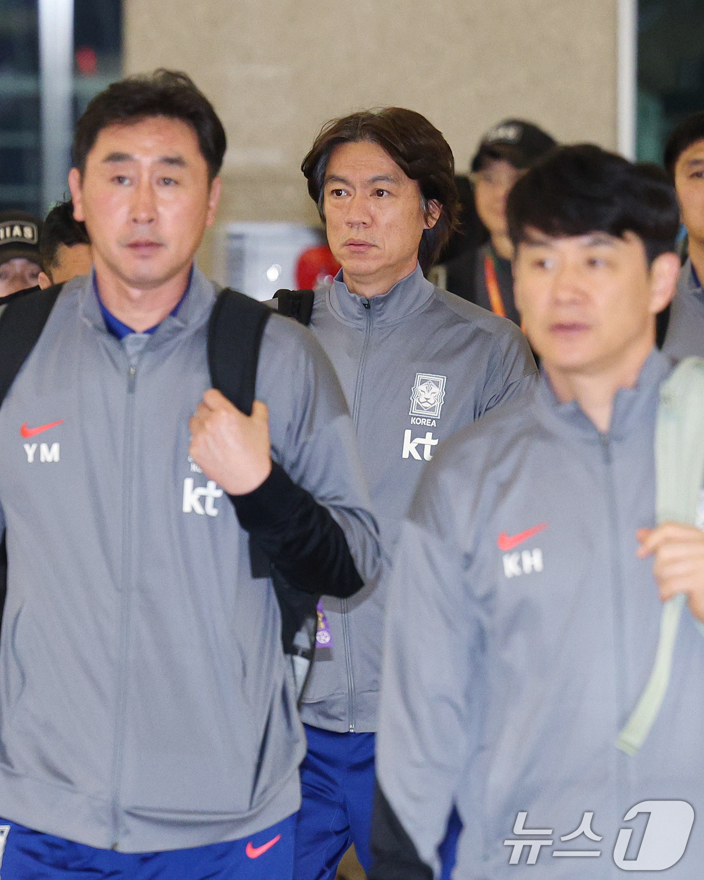 (인천공항=뉴스1) 장수영 기자 = 홍명보 대한민국 축구대표팀 감독이 6일 밤 인천국제공항 제1터미널을 통해 요르단으로 출국하고 있다.대한민국 축구대표팀은 오는 10일 오후 11시 …