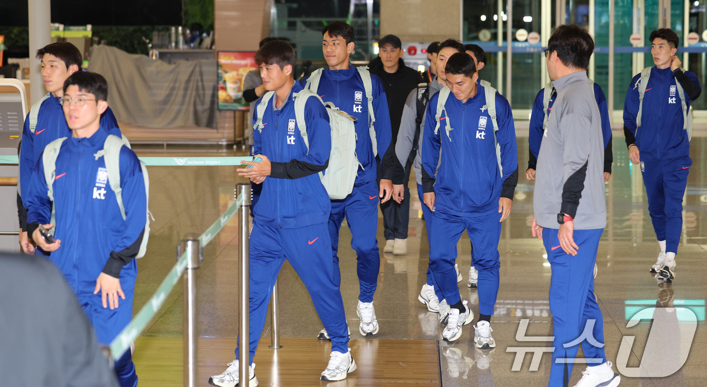 (인천공항=뉴스1) 장수영 기자 = 홍명보 감독이 이끄는 대한민국 축구대표팀이 6일 밤 인천국제공항 제1터미널을 통해 요르단으로 출국하고 있다.대한민국 축구대표팀은 오는 10일 오 …