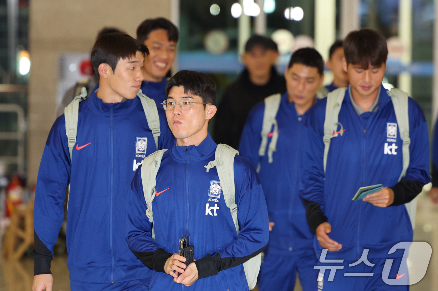 (인천공항=뉴스1) 장수영 기자 = 홍명보 감독이 이끄는 대한민국 축구대표팀이 6일 밤 인천국제공항 제1터미널을 통해 요르단으로 출국하고 있다.대한민국 축구대표팀은 오는 10일 오 …