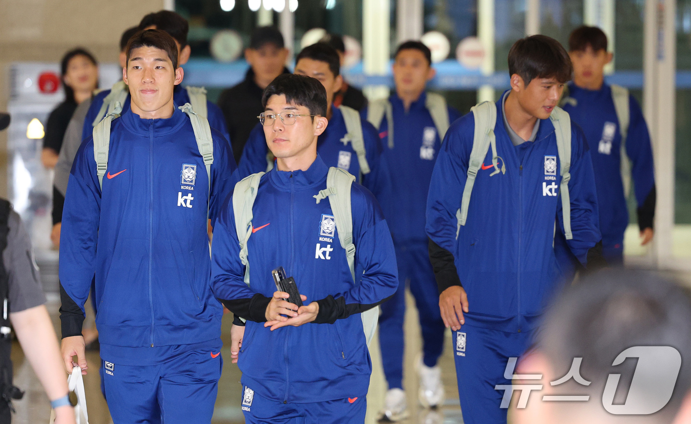 (인천공항=뉴스1) 장수영 기자 = 홍명보 감독이 이끄는 대한민국 축구대표팀이 6일 밤 인천국제공항 제1터미널을 통해 요르단으로 출국하고 있다.대한민국 축구대표팀은 오는 10일 오 …