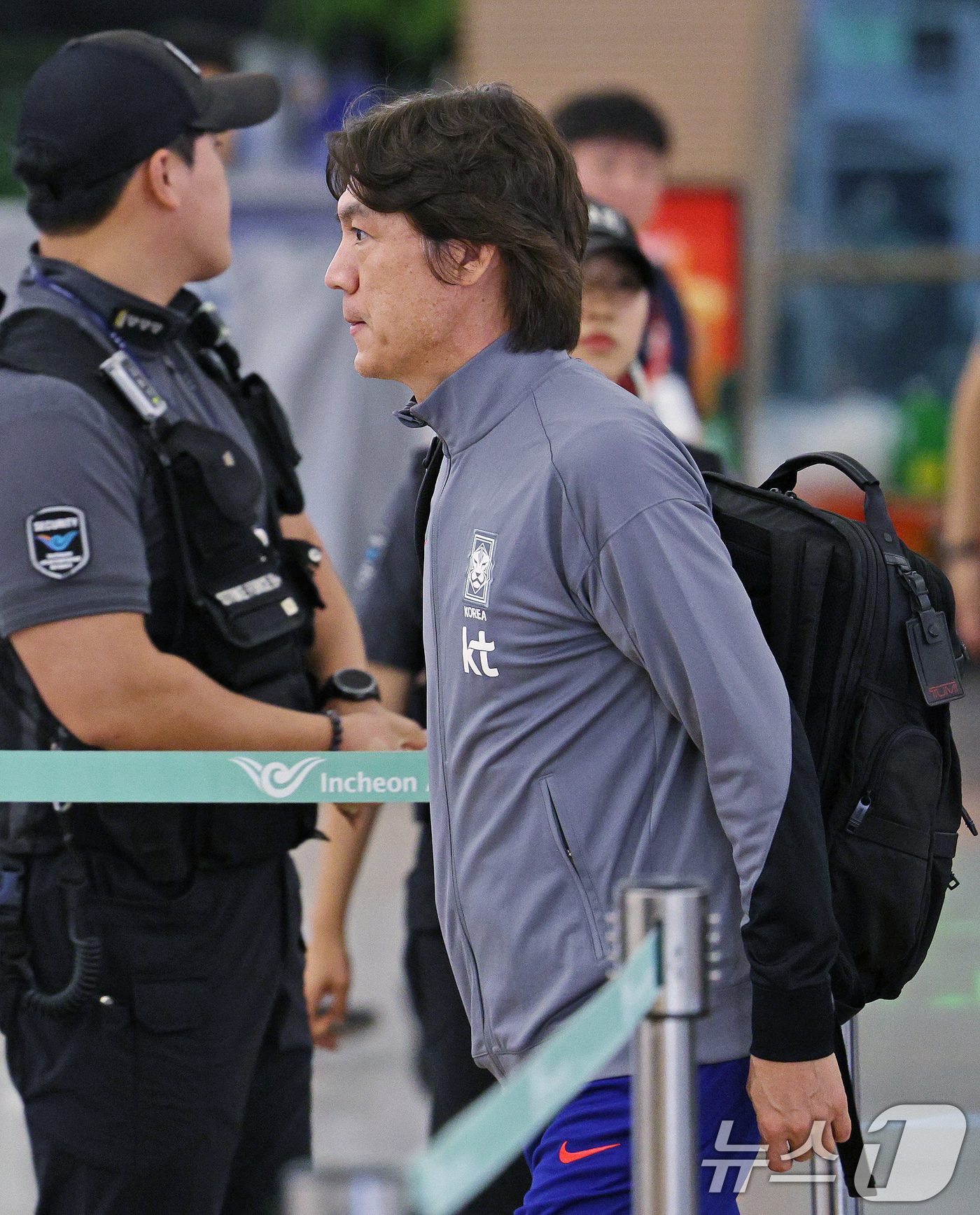 (인천공항=뉴스1) 장수영 기자 = 홍명보 대한민국 축구대표팀 감독이 6일 밤 인천국제공항 제1터미널을 통해 요르단으로 출국하고 있다.대한민국 축구대표팀은 오는 10일 오후 11시 …