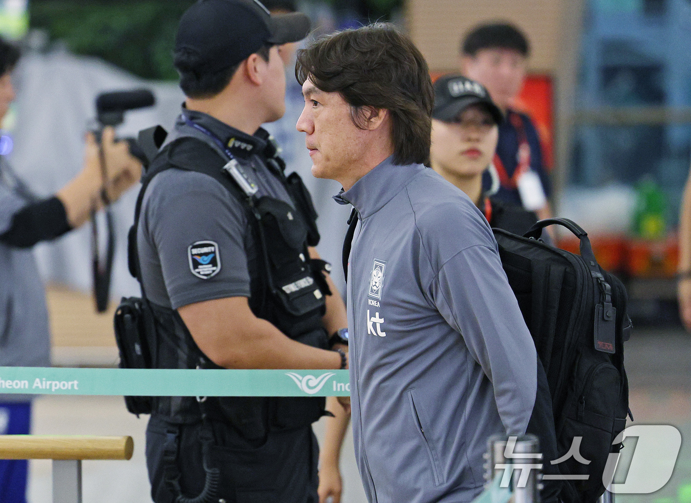 (인천공항=뉴스1) 장수영 기자 = 홍명보 대한민국 축구대표팀 감독이 6일 밤 인천국제공항 제1터미널을 통해 요르단으로 출국하고 있다.대한민국 축구대표팀은 오는 10일 오후 11시 …