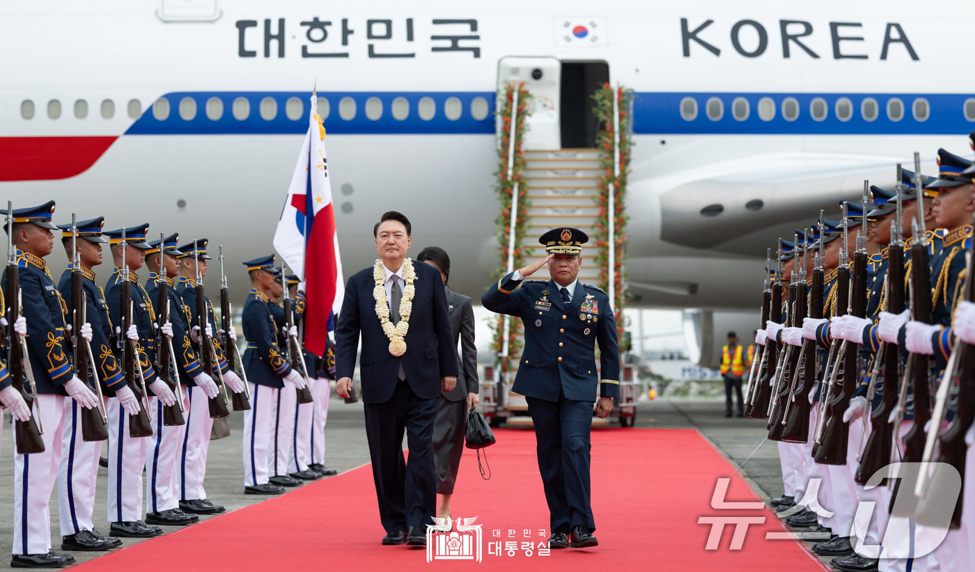 (서울=뉴스1) 송원영 기자 = 필리핀을 국빈 방문한 윤석열 대통령이 6일(현지시간) 필리핀 마닐라 니노이 아키노 국제공항에 도착, 의장대 사열을 받으며 공항을 나서고 있다. (대 …