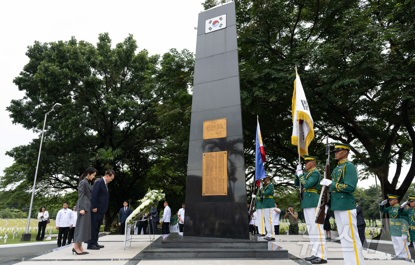 (서울=뉴스1) 송원영 기자 = 필리핀을 국빈 방문 중인 윤석열 대통령과 김건희 여사가 6일(현지시간) 필리핀 마닐라 영웅 묘지 내 한국전 참전 기념비에서 참배하고 있다. (대통령 …