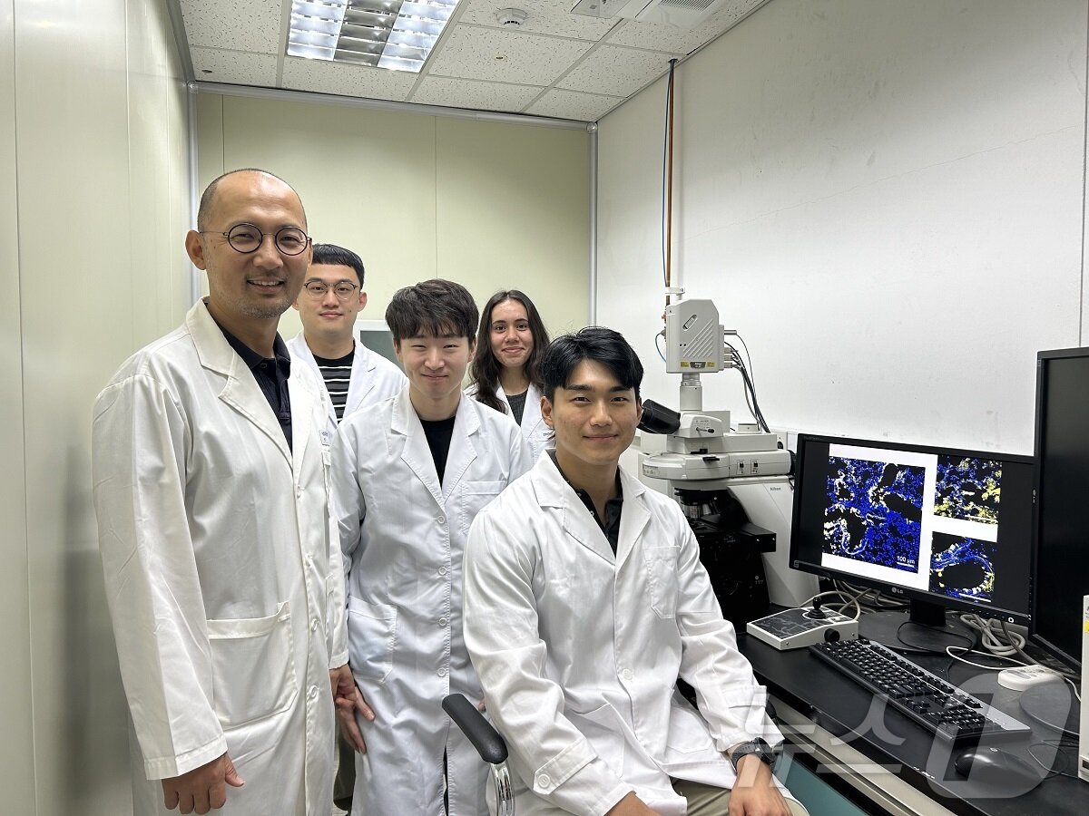 본문 이미지 - 왼쪽부터 KAIST 바이오및뇌공학과 박지호 교수, 한준희 박사과정, 염경환 박사과정, Erinn Fagan 석사과정, 장민철 박사과정이 기념촬영을 하고 있다.(KAIST 제공)/뉴스1