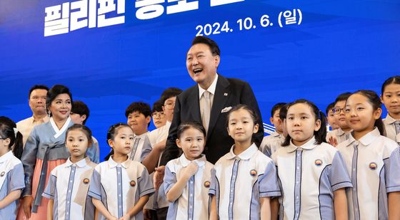 윤석열 대통령, 필리핀 동포 만찬 간담회 공연팀과 함께