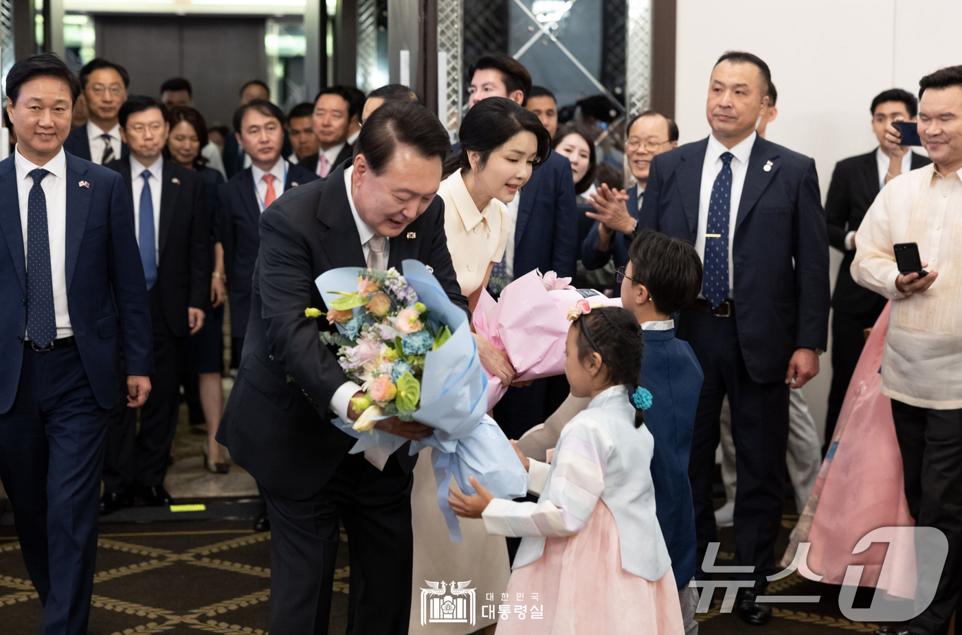 (서울=뉴스1) 송원영 기자 = 필리핀을 국빈 방문한 윤석열 대통령과 김건희 여사가 6일 오후(현지시간) 필리핀 마닐라 페닌슐라 호텔에서 열린 동포 만찬 간담회에 참석해 화동으로부 …