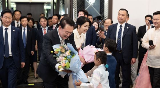 필리핀 동포 만찬 간담회서 꽃다발 받는 윤석열 대통령 부부