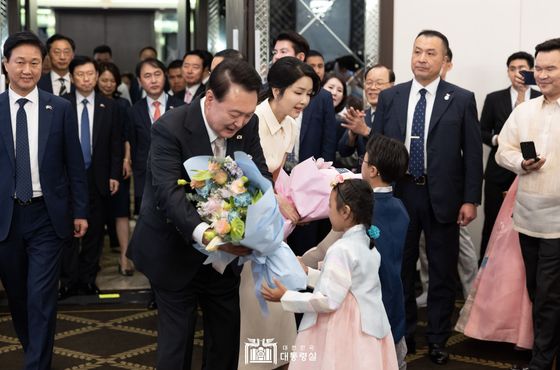 윤 대통령 부부, 싱가포르 공식 환영식 참석…국빈 방문 일정 돌입