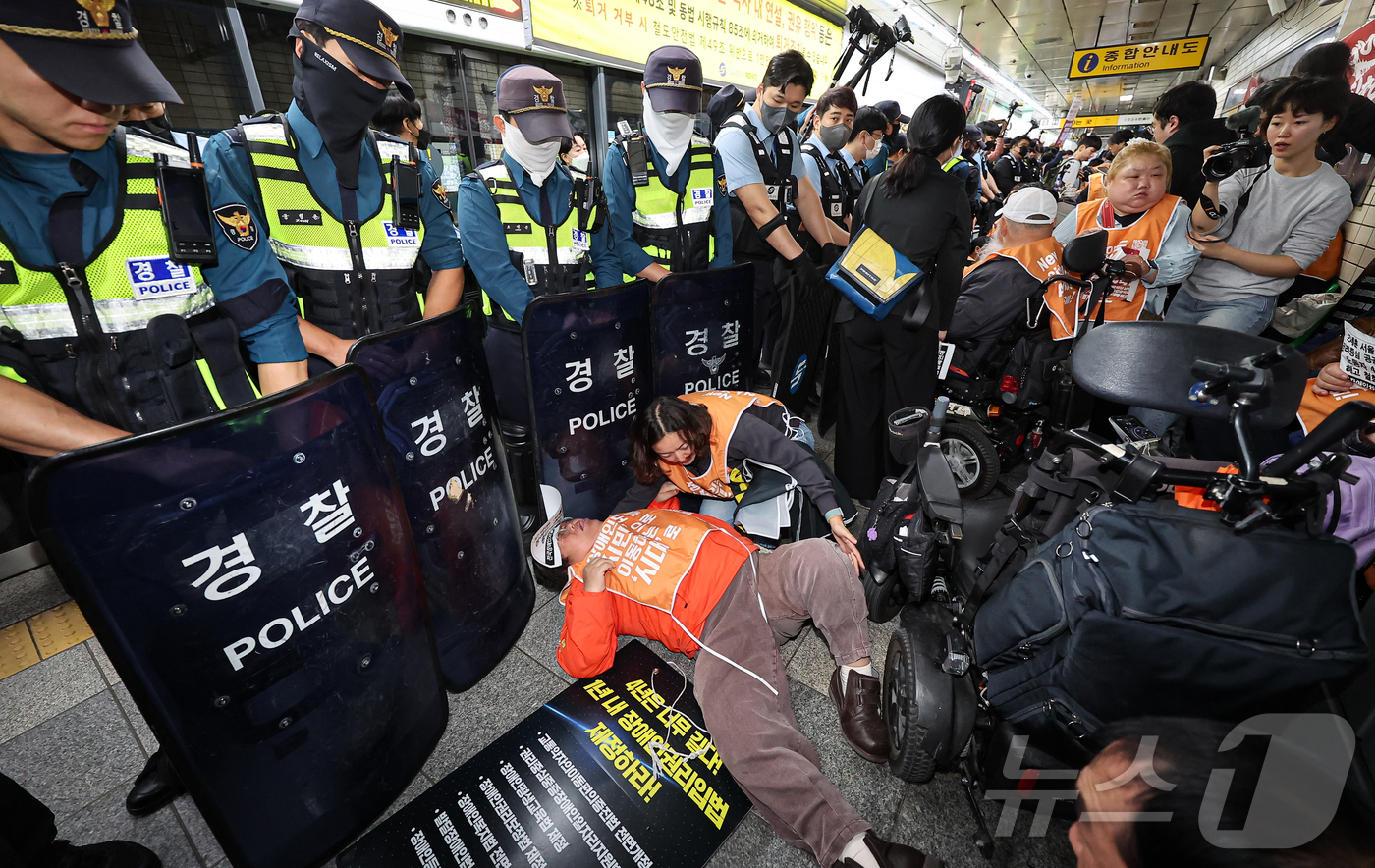 (서울=뉴스1) 김도우 기자 = 전국장애인차별철폐연대 활동가들이 7일 오전 서울 지하철 4호선 혜화역 승강장에서 장애인 권리 보장을 촉구하며 출근길 지하철 선전전을 하고 있다. 2 …