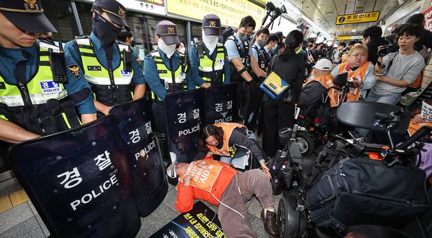 출근길 선전전 하는 전장연