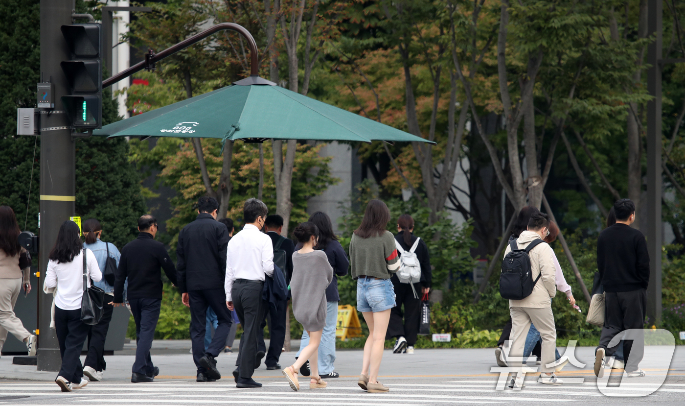 (서울=뉴스1) 이승배 기자 = 절기상 한로(寒露)를 하루 앞둔 7일 오전 서울 세종대로 광화문광장 인근에서 시민들이 발걸음을 옮기고 있다. 2024.10.7/뉴스1