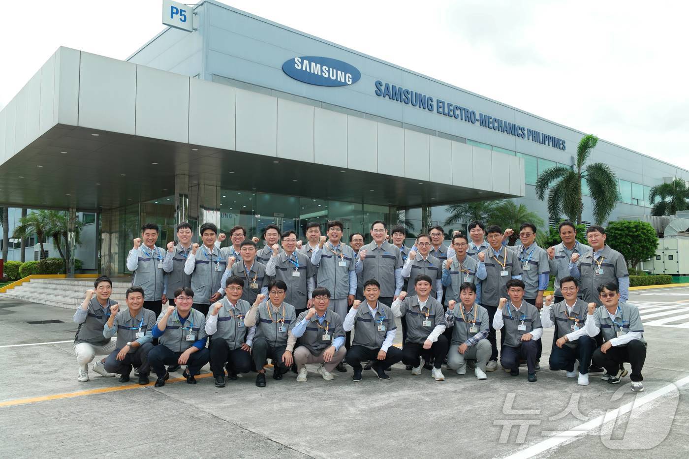 본문 이미지 - 이재용 삼성전자 회장이 6일 필리핀 라구나주 칼람바시에 위치한 삼성전기 필리핀법인(SEMPHIL)을 찾아 현지 임직원들과 기념 사진을 촬영하고 있다.(삼성전자 제공) 2024. 10. 6/뉴스1 ⓒ News1 한재준 기자