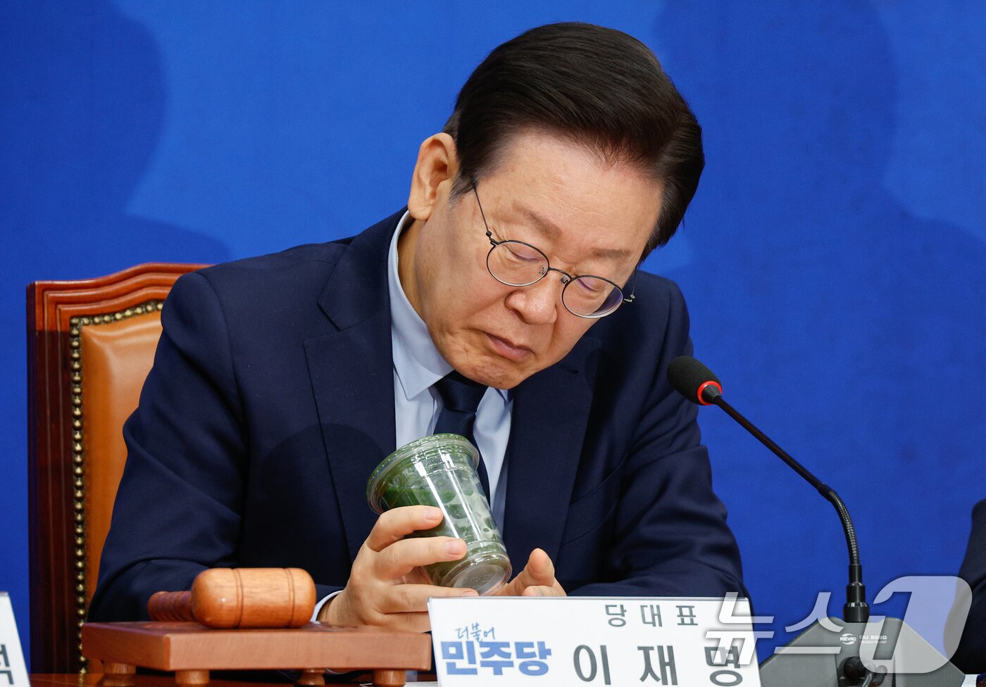 본문 이미지 - 이재명 대통령이 더불어민주당 당 대표 시절이던 2024년, 서울 여의도 국회에서 열린 최고위원회의에서 낙동강 녹조를 살펴보고 있다. 2024.10.7 ⓒ 뉴스1 안은나 기자