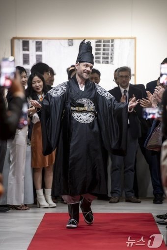 본문 이미지 - 조선시대 왕 옷차림으로 등장한 야쿠프 쿨하네크 주유엔 체코대사.(주유엔 한국대표부 제공)