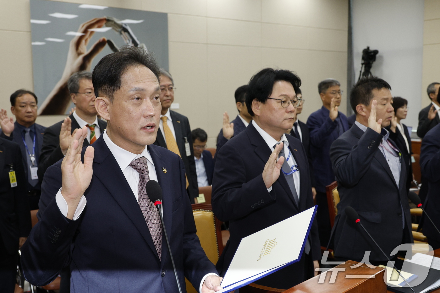 (서울=뉴스1) 안은나 기자 = 김태규 방송통신위원회 위원장 직무대행이 7일 오전 서울 여의도 국회 과학기술정보방송통신위원회에서 열린 방송통신위원회·방송통신사무소·시청자미디어재단· …