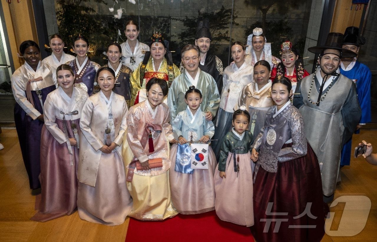 &#39;한복 패션쇼&#39; 참가자들이 기념촬영을 하고 있다.&#40;주유엔 한국대표부 제공&#41;