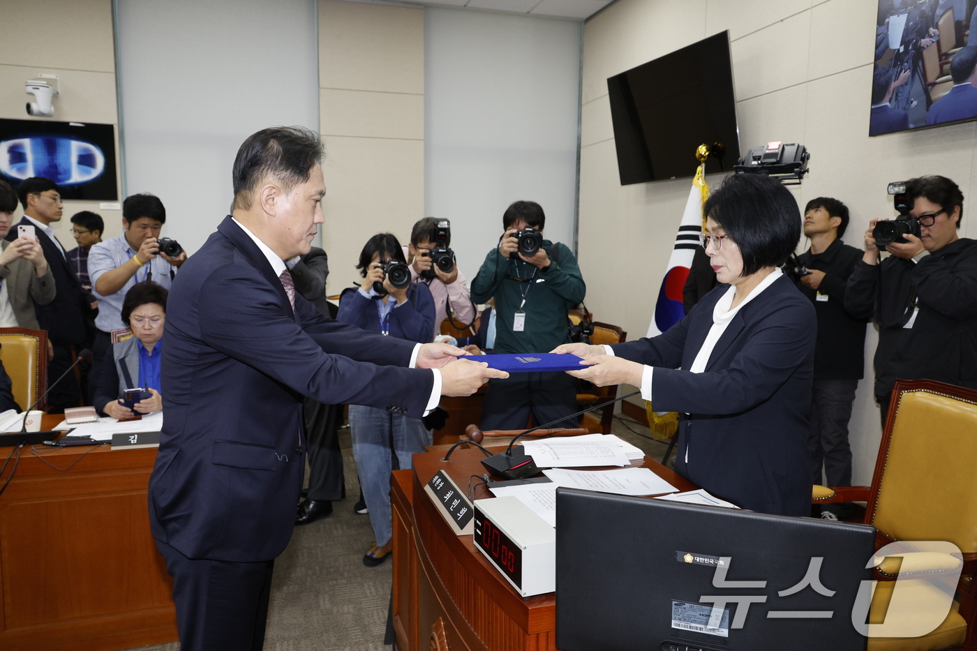 (서울=뉴스1) 안은나 기자 = 김태규 방송통신위원회 위원장 직무대행이 7일 오전 서울 여의도 국회 과학기술정보방송통신위원회에서 열린 방송통신위원회·방송통신사무소·시청자미디어재단· …