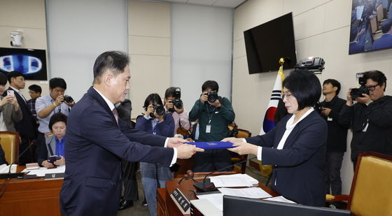 [국감]과방위원장에게 선서문 전달하는 김태규 직무대행