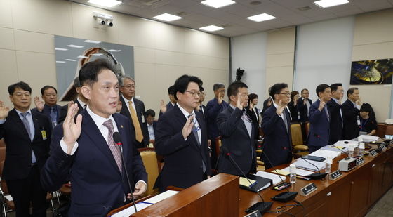 [국감]방통위 등 국감 선서하는 김태규 방통위원장 직무대행