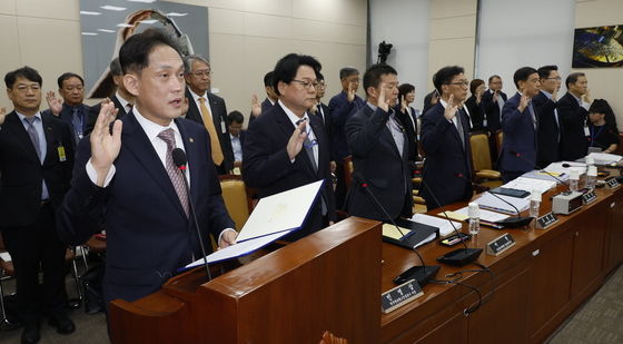 [국감]방통위 국정감사에서 선서하는 김태규 직무대행