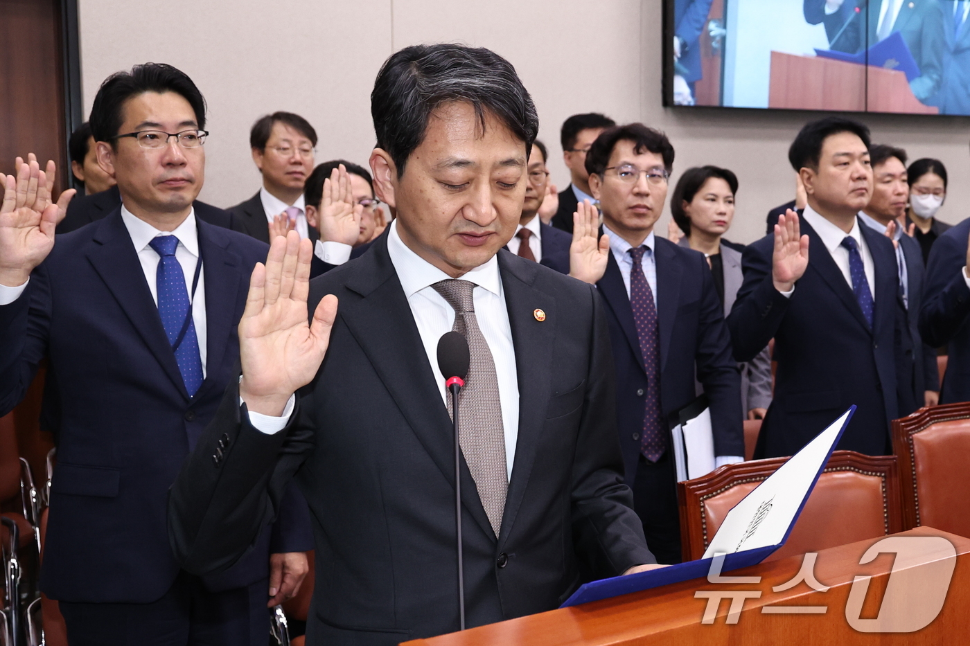 (서울=뉴스1) 구윤성 기자 = 안덕근 산업통상자원부 장관이 7일 오전 서울 여의도 국회에서 열린 산업통상자원중소벤처기업위원회의 산업통산자원부에 대한 국정감사에 출석해 선서하고 있 …