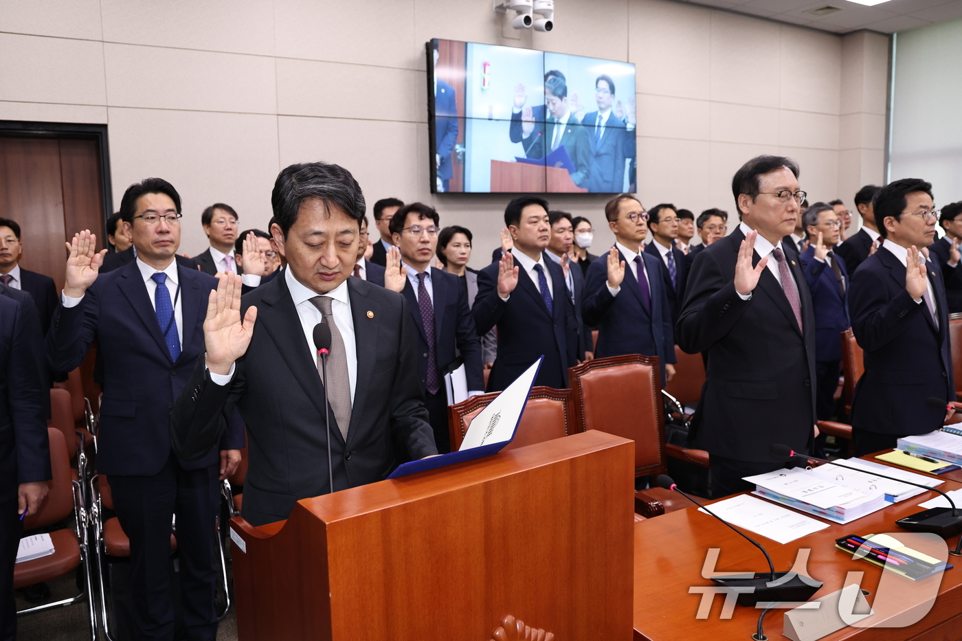 (서울=뉴스1) 구윤성 기자 = 안덕근 산업통상자원부 장관이 7일 오전 서울 여의도 국회에서 열린 산업통상자원중소벤처기업위원회의 산업통산자원부에 대한 국정감사에 출석해 선서하고 있 …