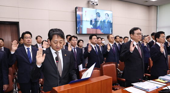 [국감]산업부 국정감사에서 선서하는 안덕근 장관