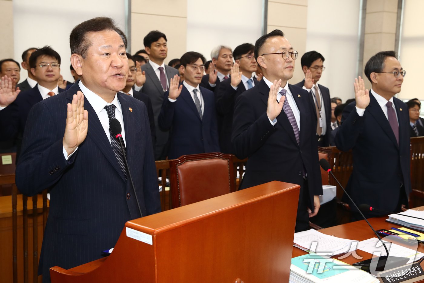 이상민 행정안전부 장관이 7일 오전 서울 여의도 국회 행정안전위원회 전체회의장에서 열린 행정안전부 등에 대한 국정감사에서 선서하고 있다. 2024.10.7/뉴스1 ⓒ News1 이광호 기자