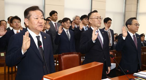 [국감] 선서하는 이상민 행안부 장관