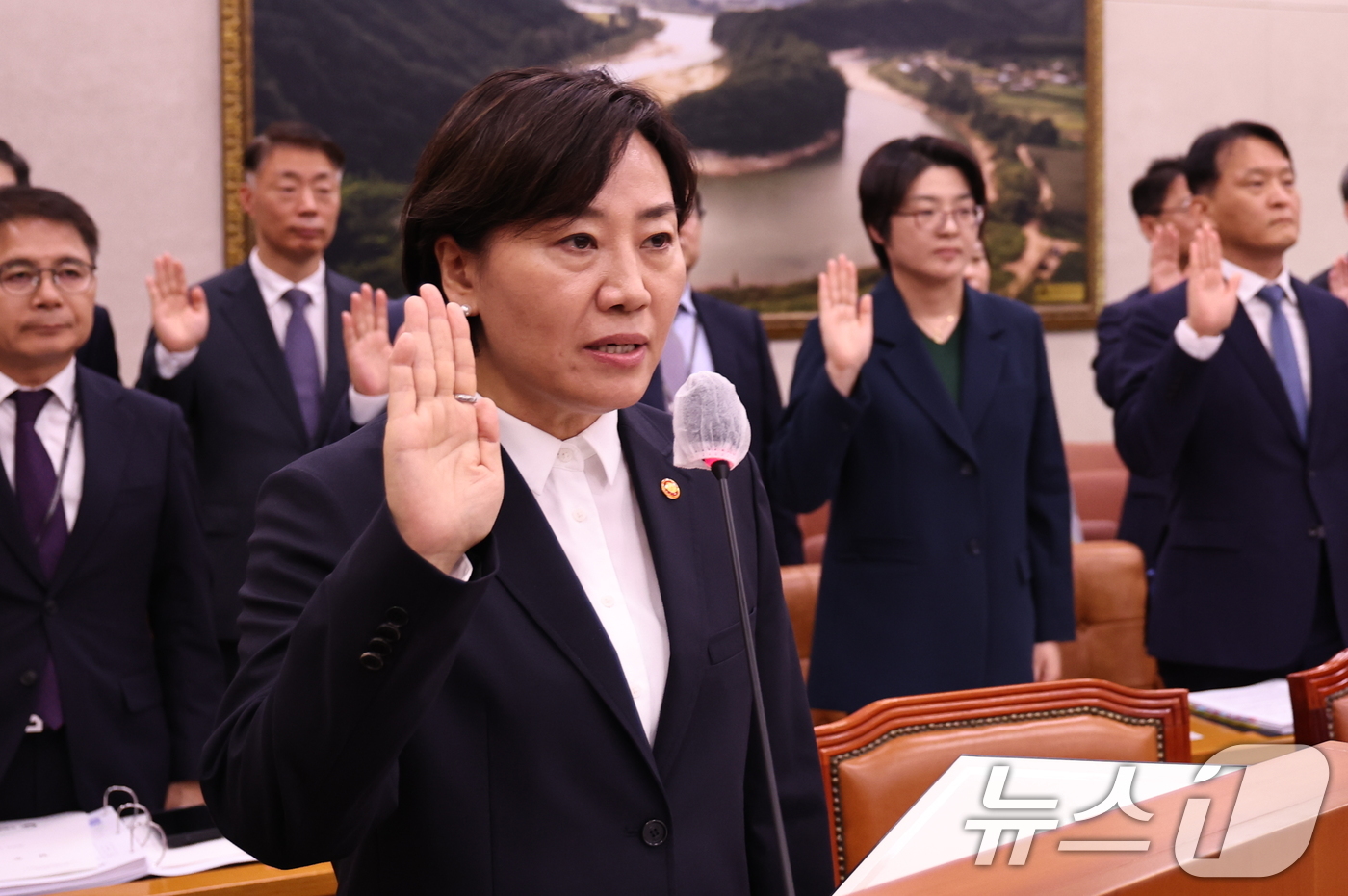 (서울=뉴스1) 구윤성 기자 = 송미령 농림축산식품부 장관이 7일 오전 서울 여의도 국회에서 열린 농림축산식품해양수산위원회의 농림축산식품부에 대한 국정감사에 출석해 선서를 하고 있 …