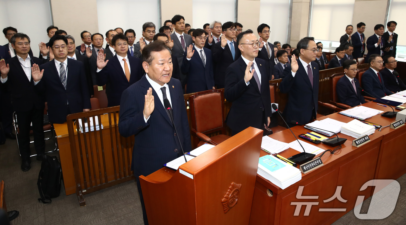 (서울=뉴스1) 이광호 기자 = 이상민 행정안전부 장관이  7일 오전 서울 여의도 국회 행정안전위원회 전체회의장에서 열린 행정안전부 등에 대한 국정감사에서 선서하고 있다. 2024 …