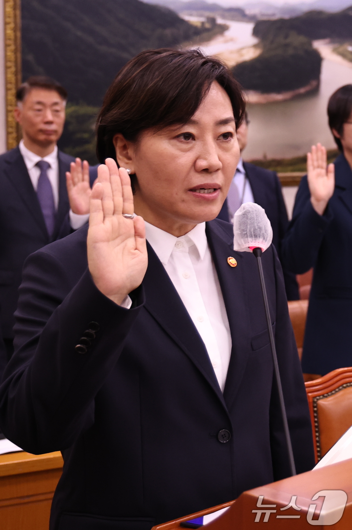 (서울=뉴스1) 구윤성 기자 = 송미령 농림축산식품부 장관이 7일 오전 서울 여의도 국회에서 열린 농림축산식품해양수산위원회의 농림축산식품부에 대한 국정감사에 출석해 선서를 하고 있 …