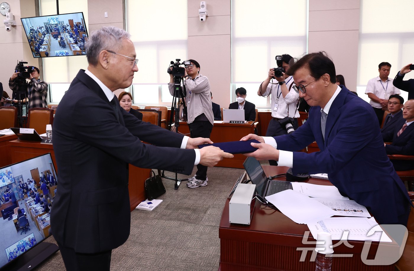 본문 이미지 - 유인촌 문화체육관광부 장관이 7일 오전 서울 여의도 국회 문화체육관광위원회에서 열린 문화체육관광부에 대한 국정감사에서 전재수 위원장에게 선서문을 제출하고 있다. 2024.10.7/뉴스1 ⓒ News1 김민지 기자