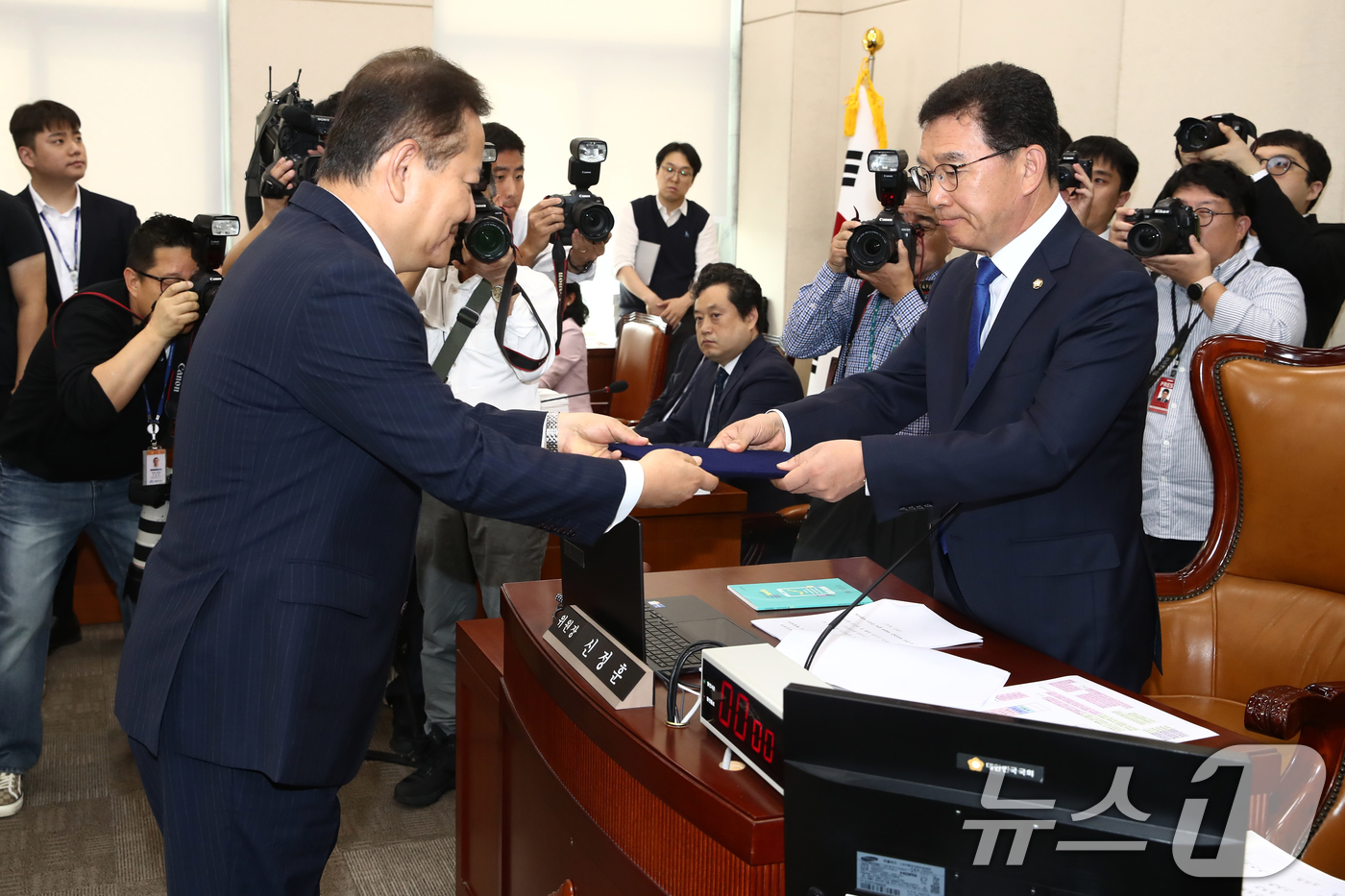 (서울=뉴스1) 이광호 기자 = 이상민 행정안전부 장관이  7일 오전 서울 여의도 국회 행정안전위원회 전체회의장에서 열린 행정안전부 등에 대한 국정감사에서 신정훈 위원장에게 선서문 …