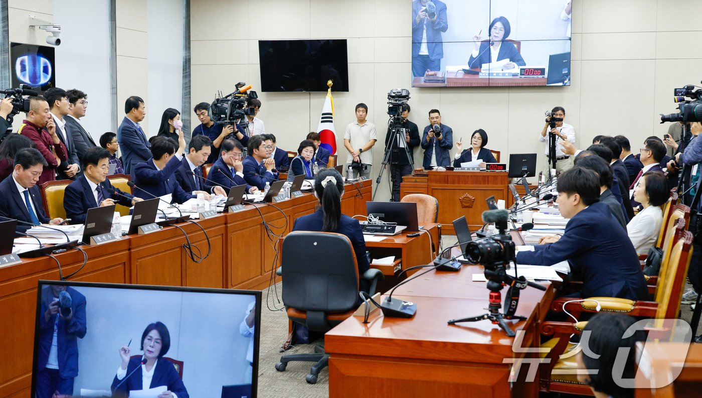 이진숙 방송통신위원회 위원장이 7일 오전 서울 여의도 국회 과학기술정보방송통신위원회에서 열린 방송통신위원회·방송통신사무소·시청자미디어재단·한국방송광고진흥공사 국정감사에 불출석한 가운데 여야 의원들이 이와 관련 의사진행 발언을 요구하고 있다. 2024.10.7/뉴스1 ⓒ News1 안은나 기자