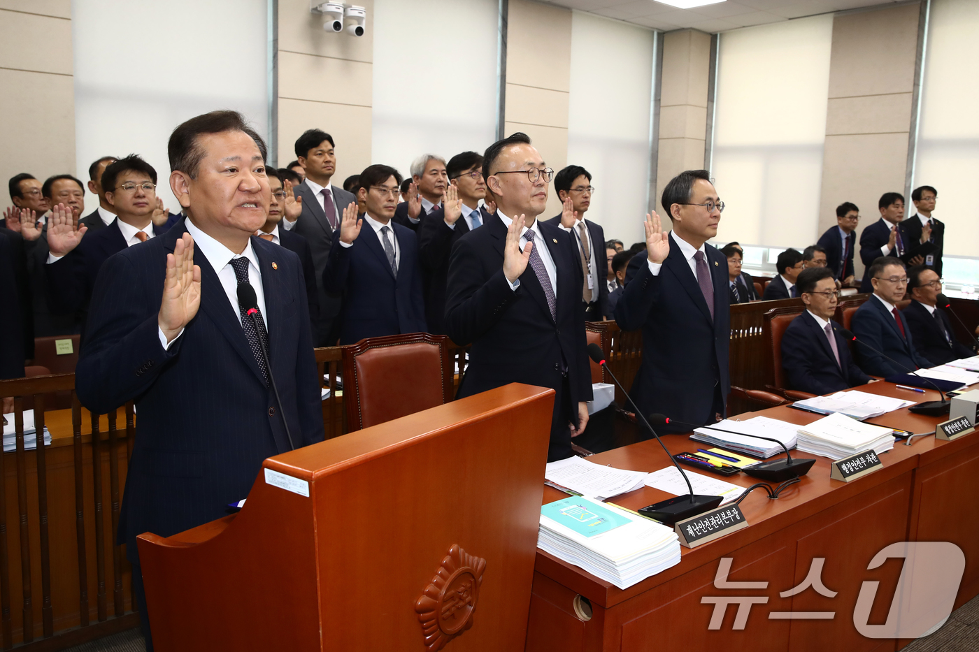 (서울=뉴스1) 이광호 기자 = 이상민 행정안전부 장관이  7일 오전 서울 여의도 국회 행정안전위원회 전체회의장에서 열린 행정안전부 등에 대한 국정감사에서 선서하고 있다. 2024 …