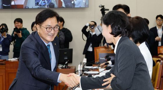 [국감]과방위원 격려하는 우원식 의장