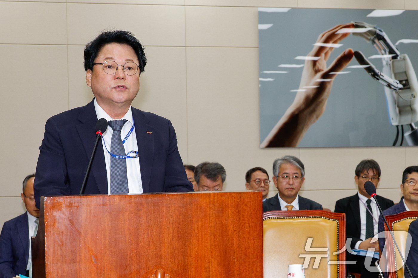 본문 이미지 - 민영삼 한국방송광고진흥공사 사장이 7일 오전 서울 여의도 국회 과학기술정보방송통신위원회에서 열린 방송통신위원회·방송통신사무소·시청자미디어재단·한국방송광고진흥공사 국정감사에서 인사말을 하고 있다. 2024.10.7/뉴스1 ⓒ News1 안은나 기자