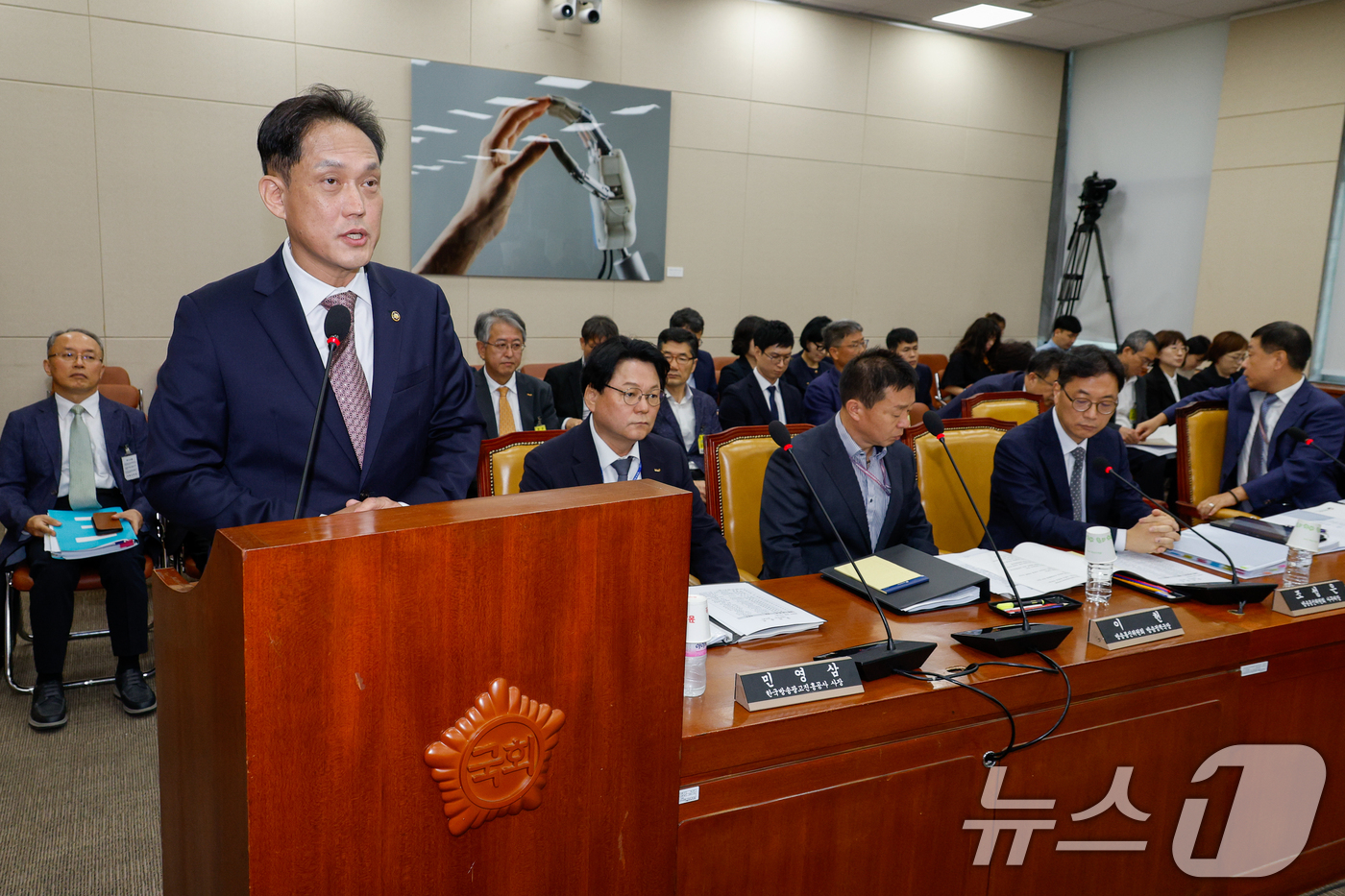 (서울=뉴스1) 안은나 기자 = 김태규 방송통신위원회 위원장 직무대행이 7일 오전 서울 여의도 국회 과학기술정보방송통신위원회에서 열린 방송통신위원회·방송통신사무소·시청자미디어재단· …