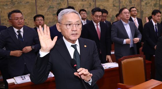 [국감]국정감사 선서하는 유인촌 문체부 장관