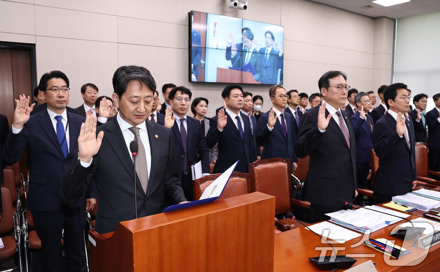 (서울=뉴스1) 구윤성 기자 = 안덕근 산업통상자원부 장관이 7일 오전 서울 여의도 국회에서 열린 산업통상자원중소벤처기업위원회의 산업통상자원부에 대한 국정감사에서 선서하고 있다. …