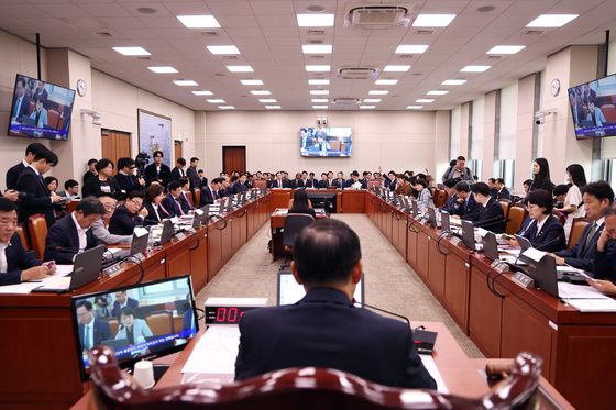 여야 '대왕고래·체코원전' 충돌…산업장관, 원문 읽으며 적극 반박(종합2보)