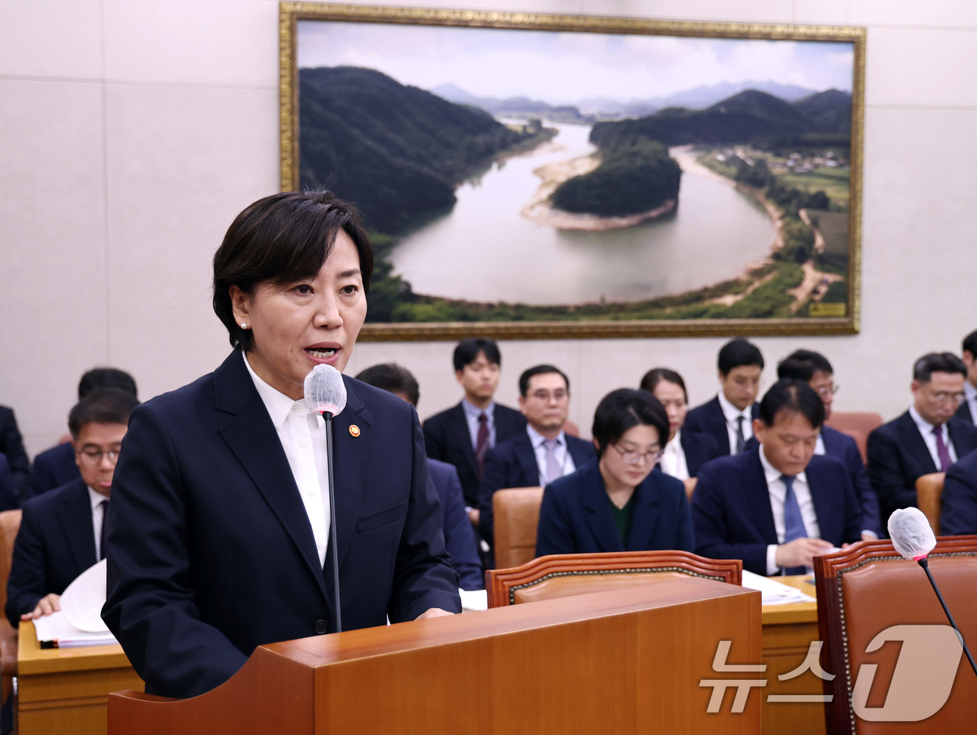 (서울=뉴스1) 구윤성 기자 = 송미령 농림축산식품부 장관이 7일 오전 서울 여의도 국회에서 열린 농림축산식품해양수산위원회의 농림축산식품부에 대한 국정감사에 출석해 선서를 하고 있 …