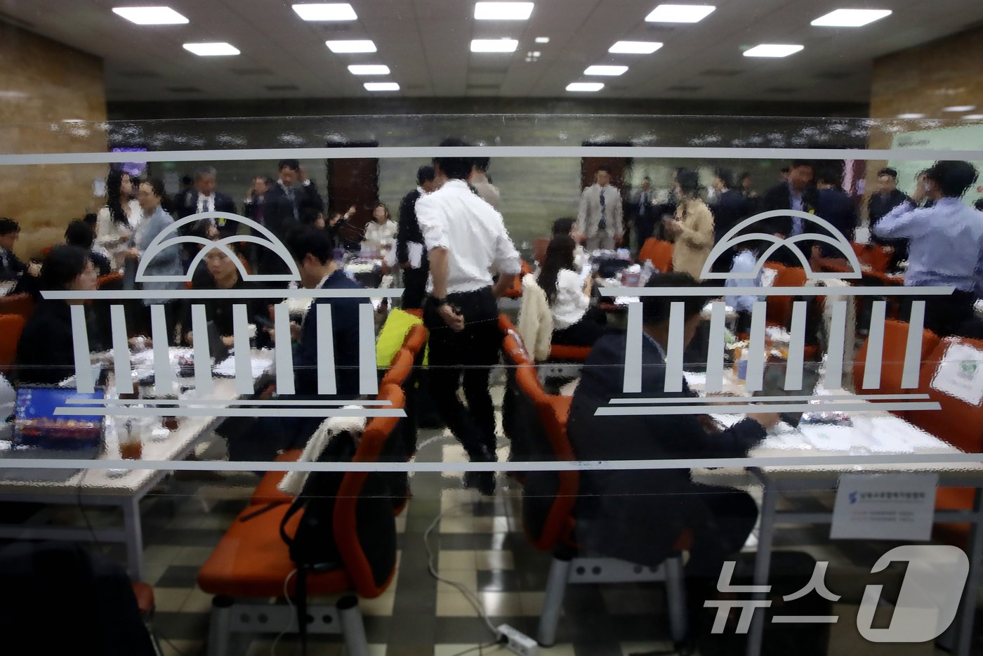 본문 이미지 - 제22대 국회 국정감사 첫날인 7일 오전 서울 여의도 국회에서 피감기관 공무원들이 분주한 모습을 보이고 있다. 2024.10.7/뉴스1 ⓒ News1 이광호 기자