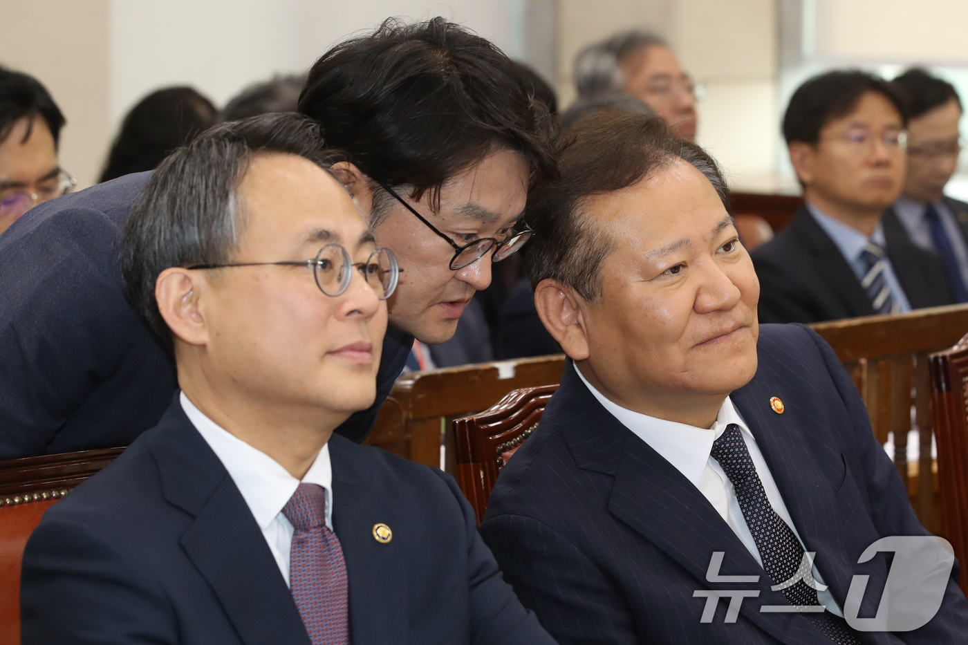 (서울=뉴스1) 이광호 기자 = 이상민 행정안전부장관과 고기동 차관이 7일 오전 서울 여의도 국회 행정안전위원회 전체회의장에서 열린 행정안전부 등에 대한 국정감사에 출석해 직원과 …