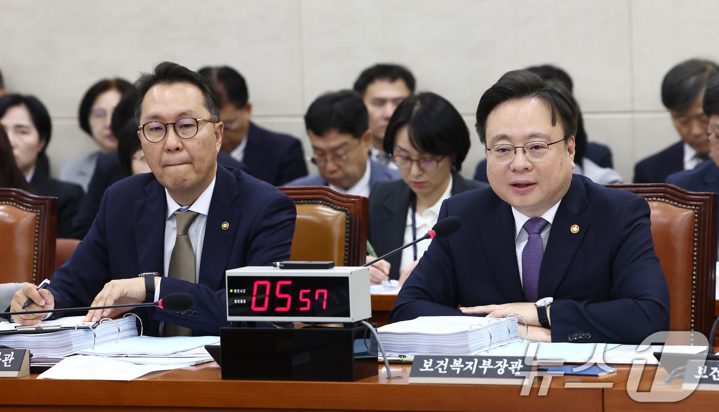 본문 이미지 - 조규홍 보건복지부 장관이 7일 오전 서울 여의도 국회 보건복지위원회에서 열린 보건복지부·질병관리청에 대한 국정감사에서 의원 질의에 답변하고 있다. 왼쪽은 박민수 2차관. 2024.10.7/뉴스1 ⓒ News1 김민지 기자