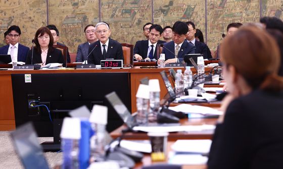 [국감초점] 문재인 일가 공방…김정숙 인도 방문·다혜씨 디자인료 도마